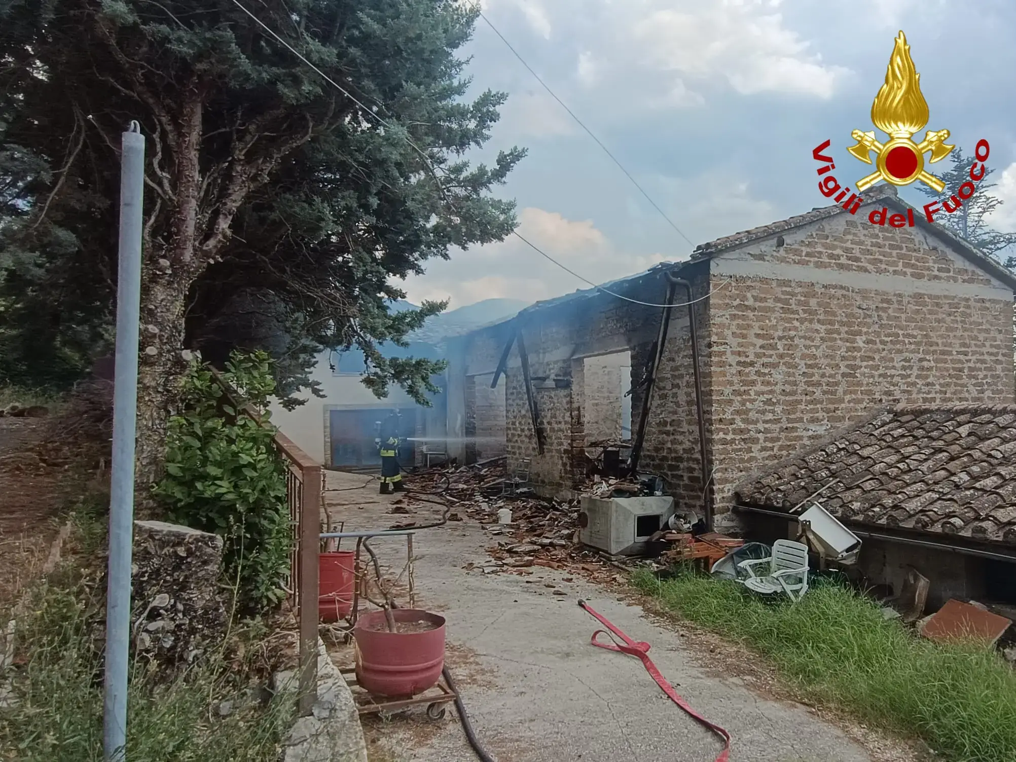 Stroncone, incendio in un’autorimessa privata: crolla il tetto
