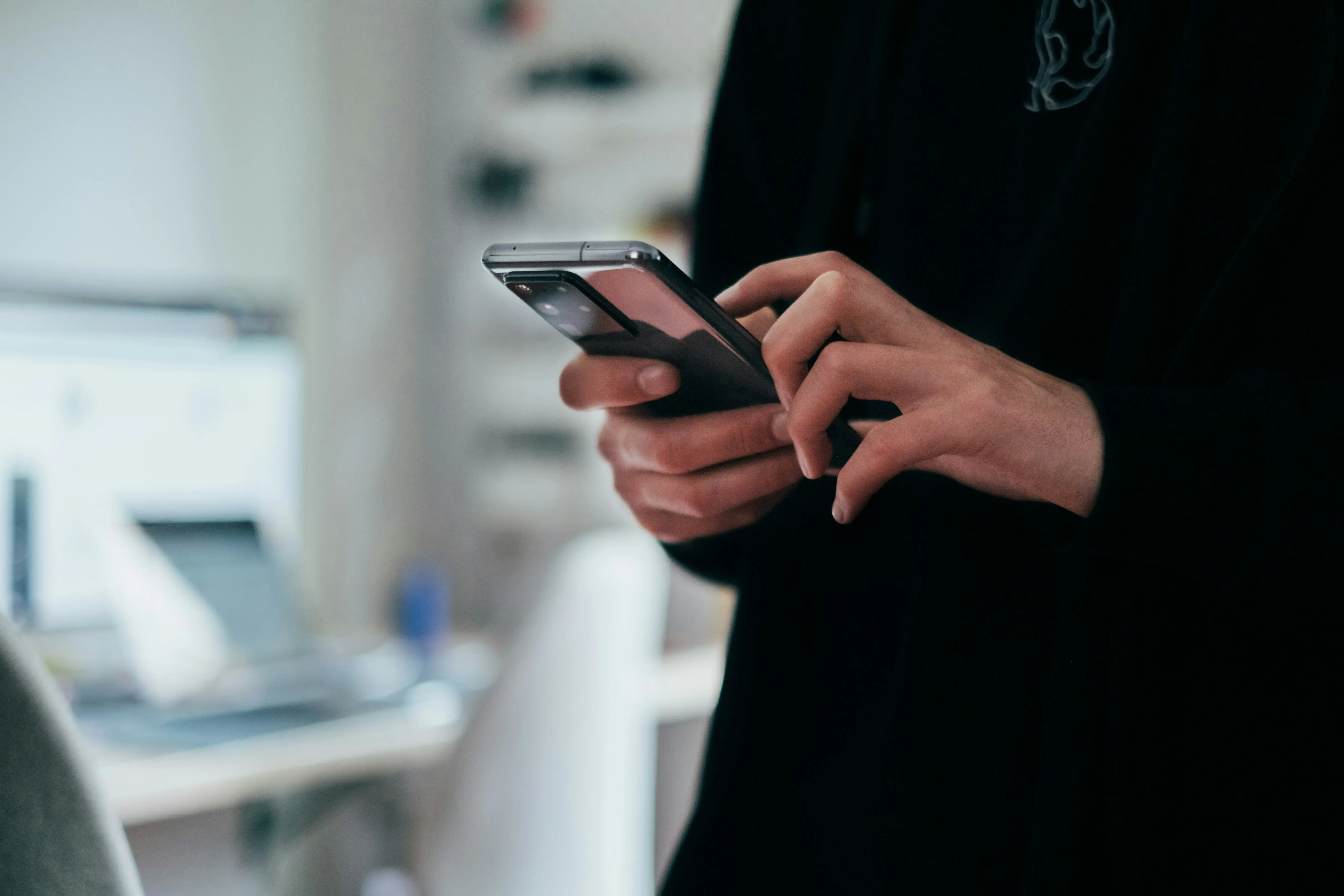 Ha un cellulare rubato e tenta di 'rivenderlo' alla vittima del furto: arrestato 23enne per ricettazione e tentata estorsione 