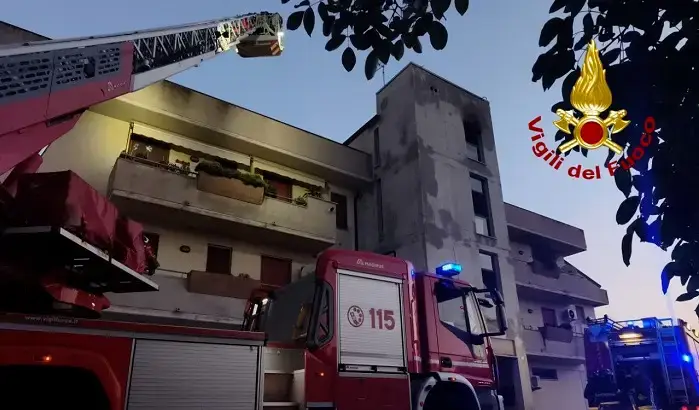 Incendio in una mansarda, donna in ospedale ed edificio inagibile