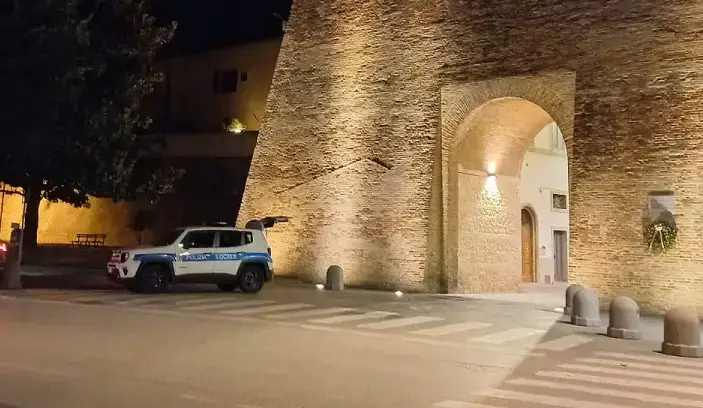 Ruba incassi del negozio dopo orario di chiusura, denunciato dipendente "infedele"