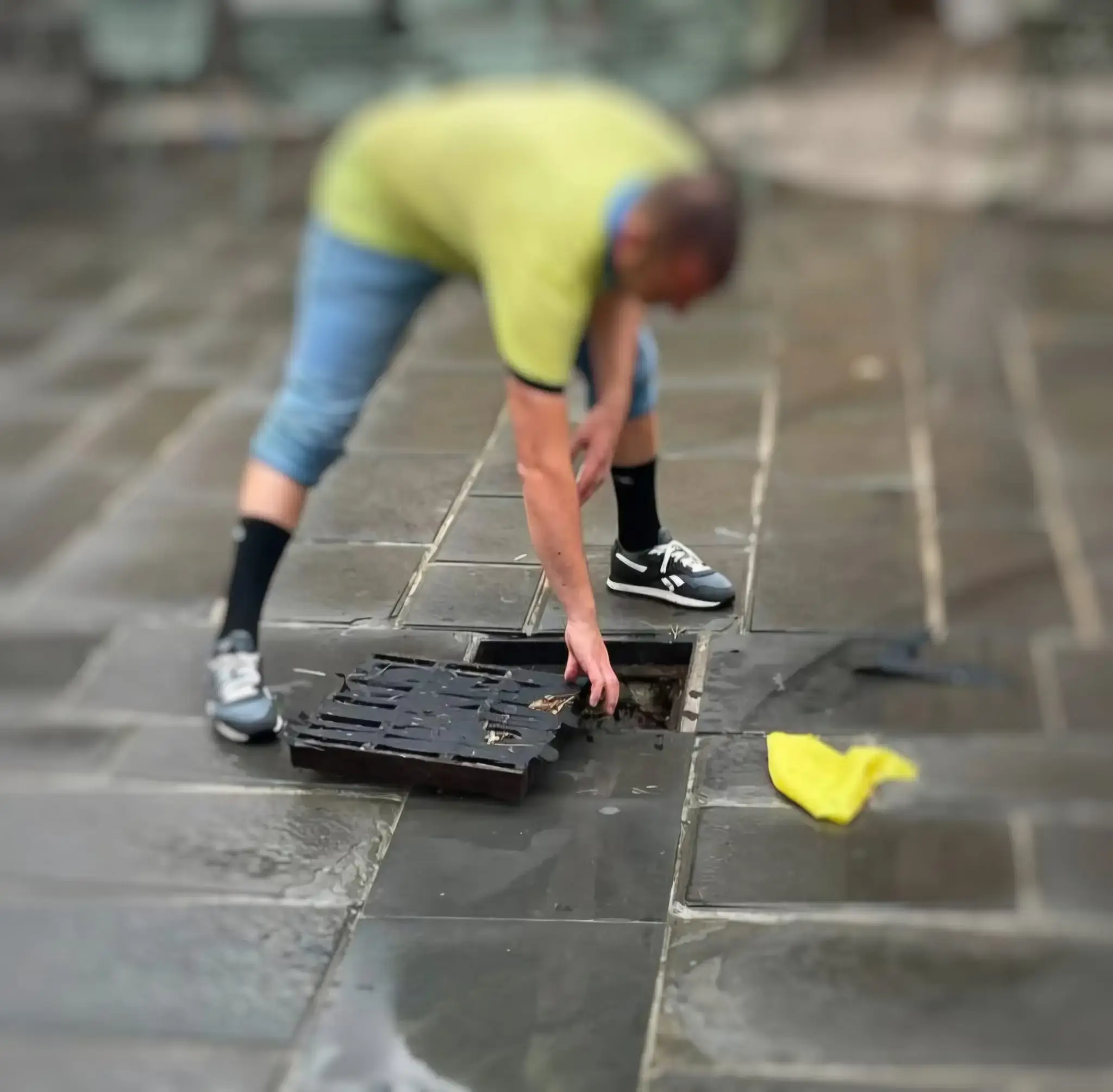 Piazza San Domenico, ignoti sigillano i tombini con nastro adesivo