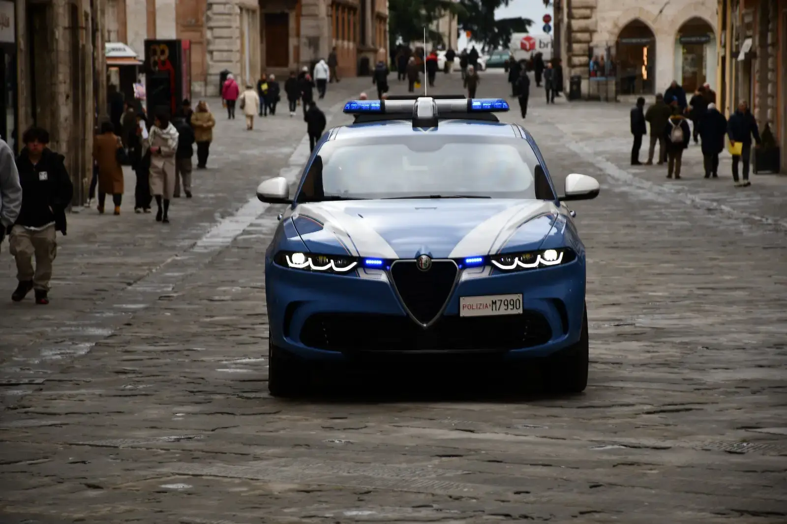 Maxi sequestro di eroina: arrestato 25enne, in casa aveva 50 mila euro. Complice in fuga