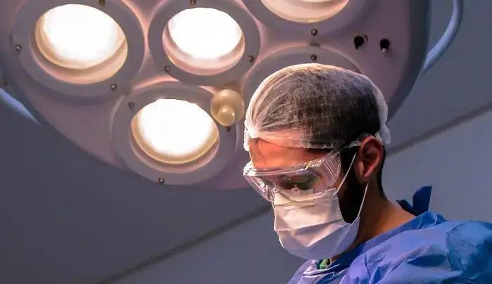 Muore dopo 9 mesi di coma per un lifting, indagati due medici per omicidio colposo