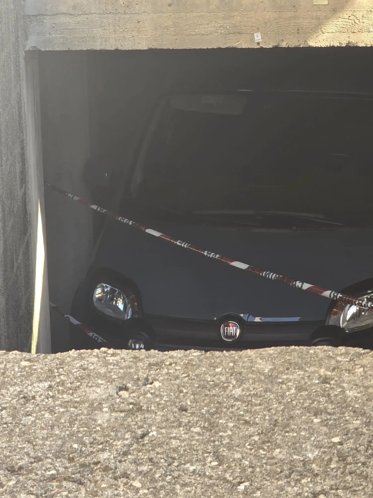 Sangue a terra e sui muri fuori da condominio, si indaga. Foto