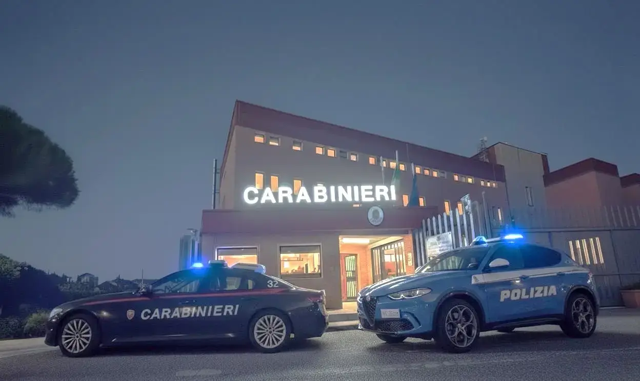 Aggrappato al davanzale di un albergo, uomo salvato da due agenti della Polizia
