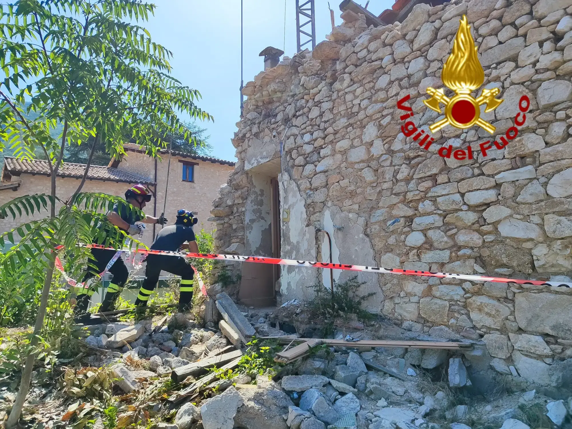Cane in casa semi crollata salvato a Norcia
