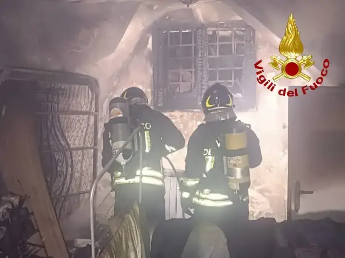 Casa in fiamme nella notte, paura in centro ad Amelia