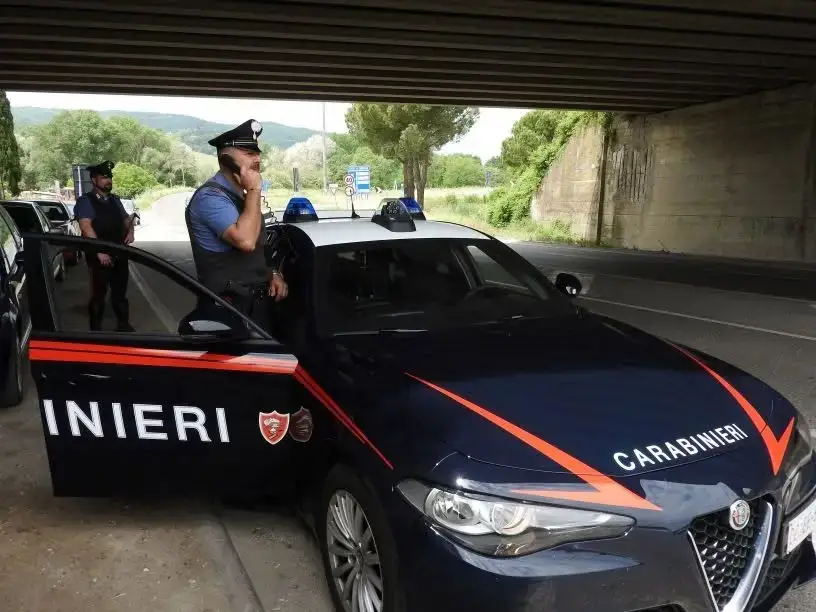 Anziana truffata da finti carabinieri, inseguimento da film sulla E45 e due arresti