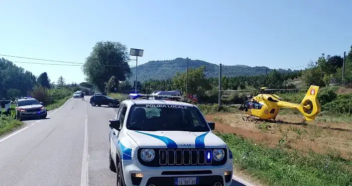 Scontro auto-moto, centauro vola nel campo | Elitrasportato in ospedale