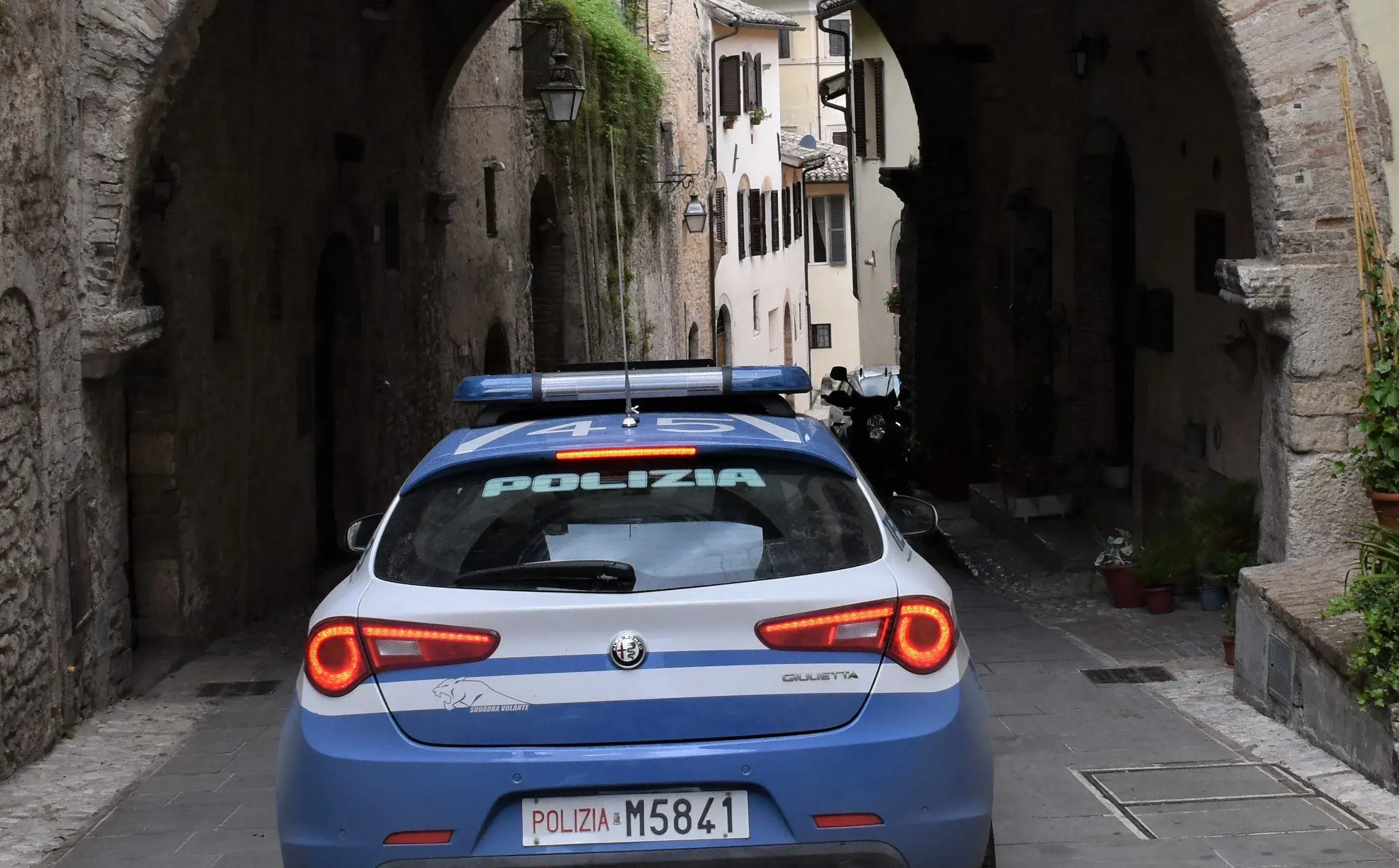 Spoleto, prima aggredisce e poi perseguita una donna: arrestato 23enne