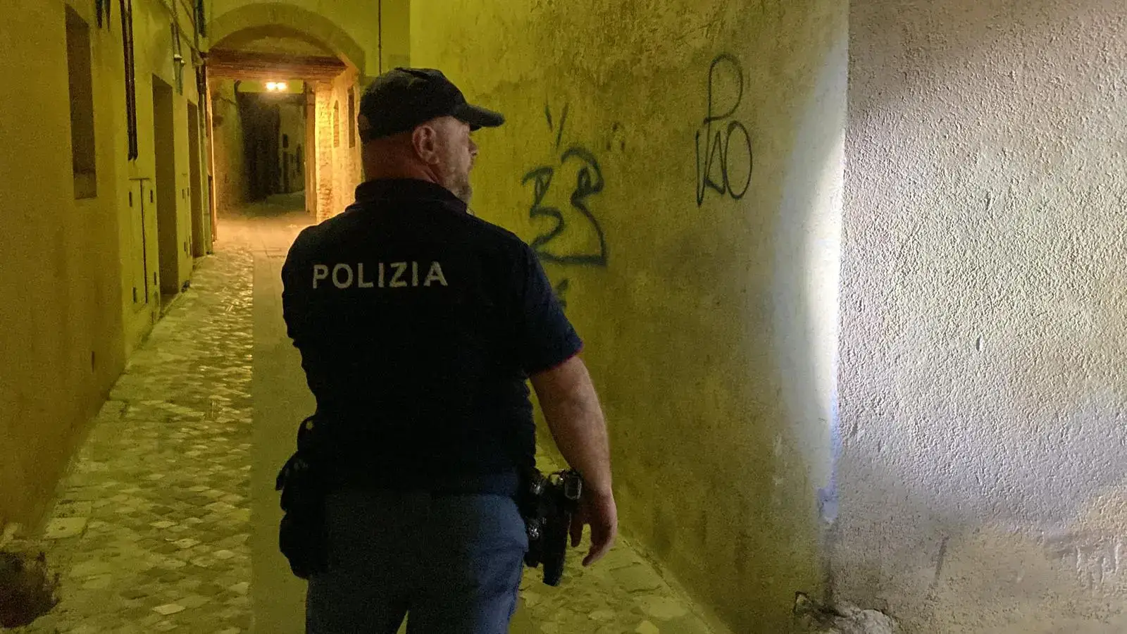 Aggredisce la compagna dopo essere rientrato ubriaco: arrestato 45enne a Foligno