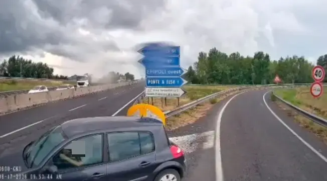 Auto contromano in superstrada, camionista eroe evita tragedia