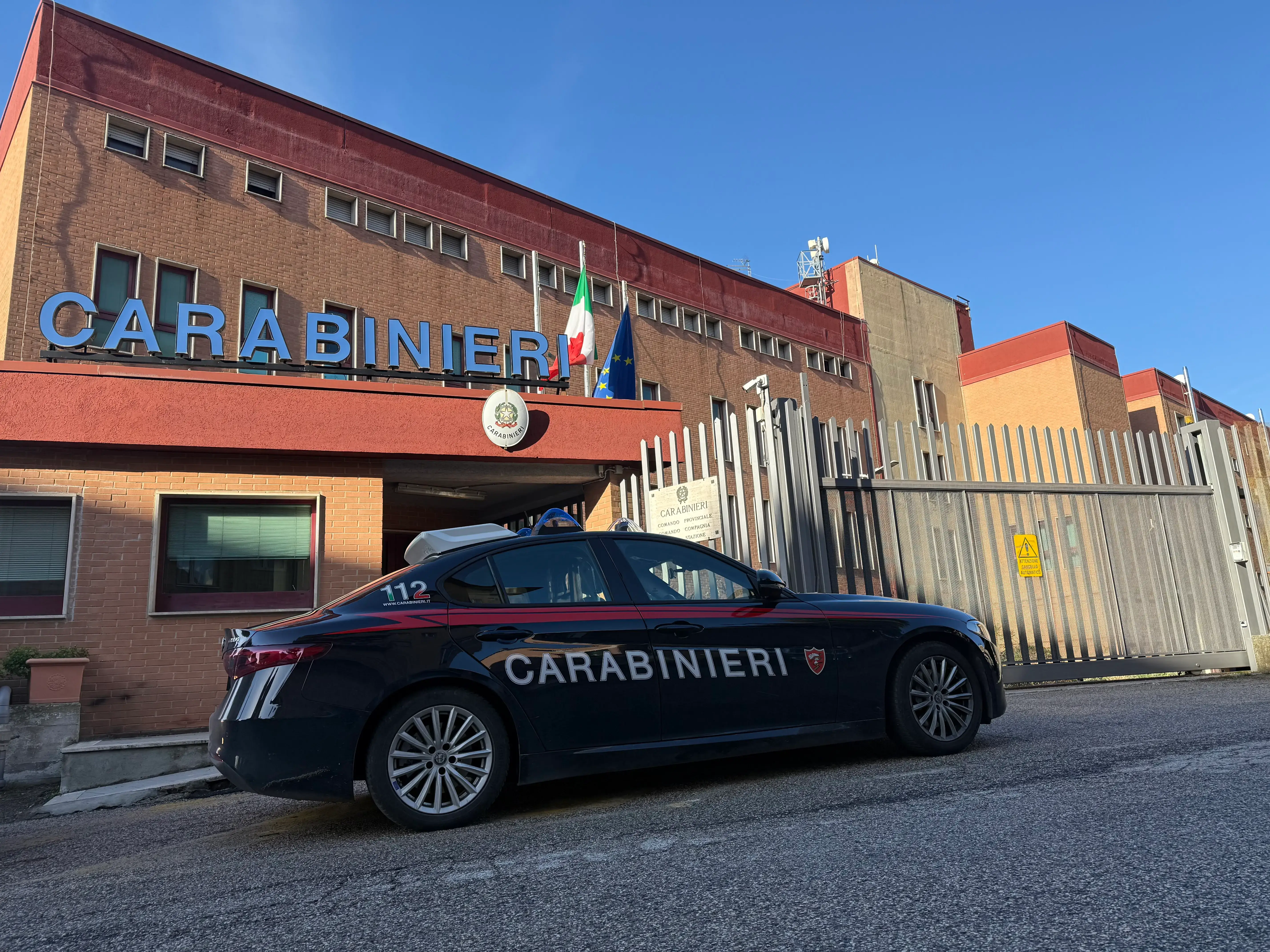 In auto con 5 dosi di cocaina e 400 euro. Arrestato 21enne