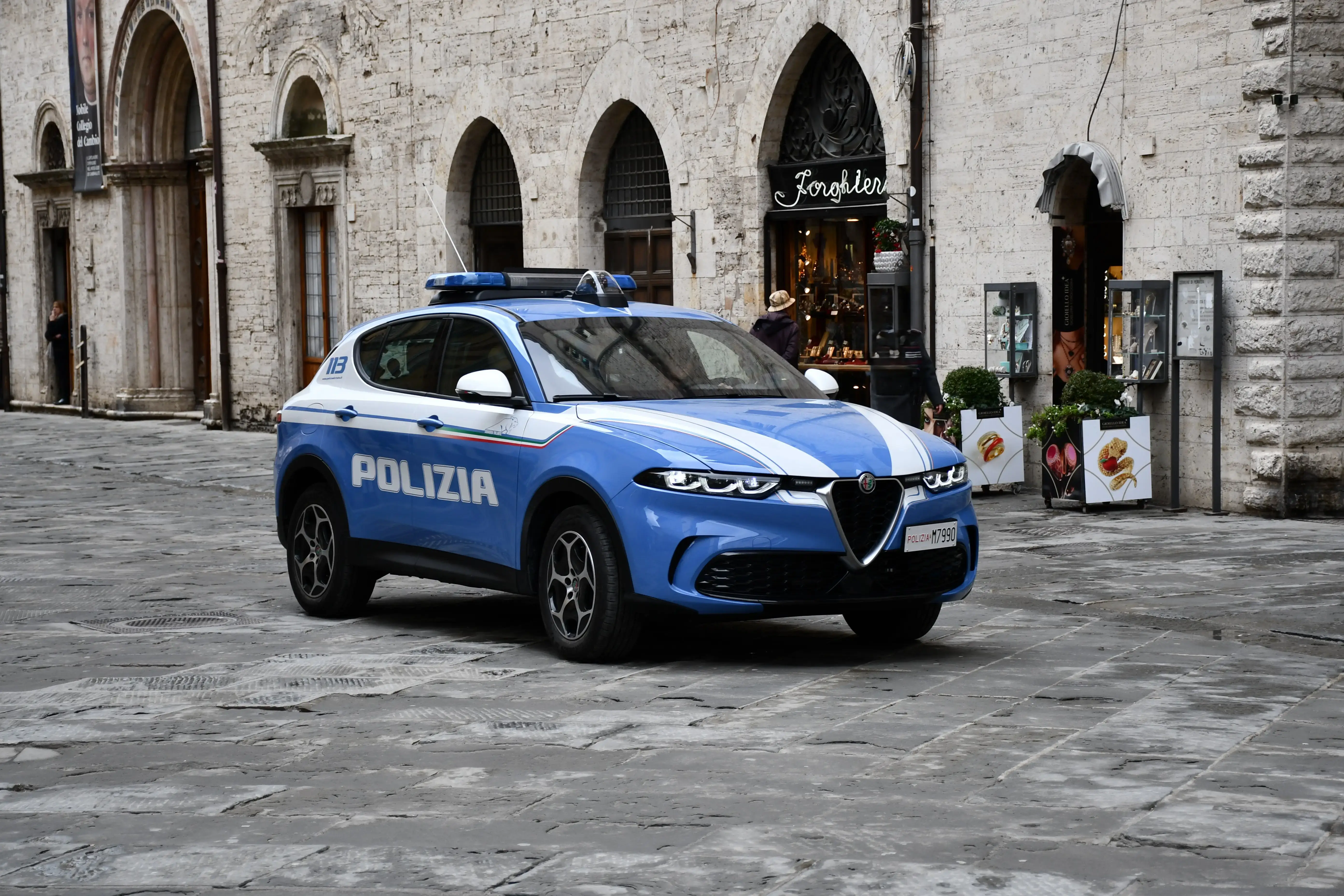 Percosse, minacce e calci agli agenti. 48enne allontanato con divieto di rientro