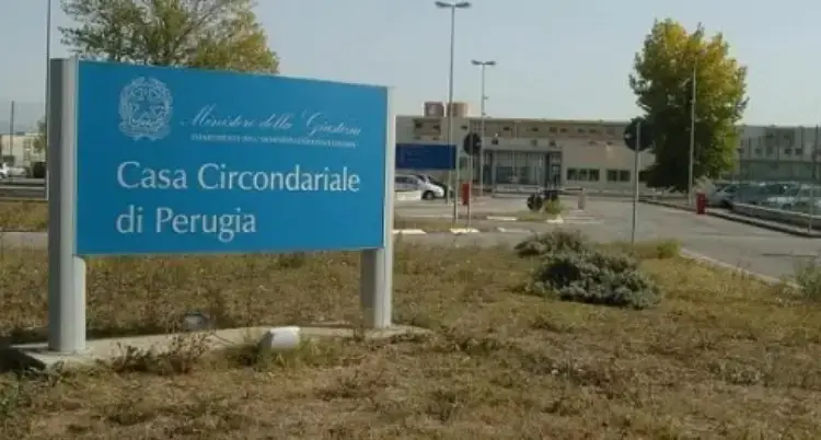 Detenuti escono dalle celle e devastano l'isolamento