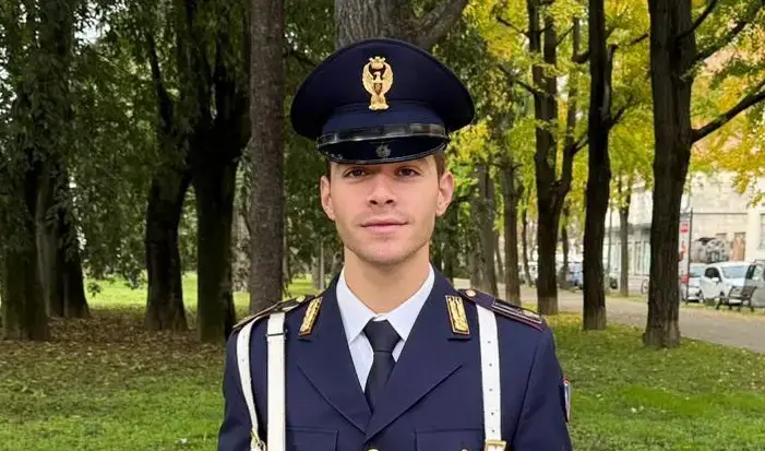 Agente di Polizia eroe, in vacanza salva uomo dall'annegamento