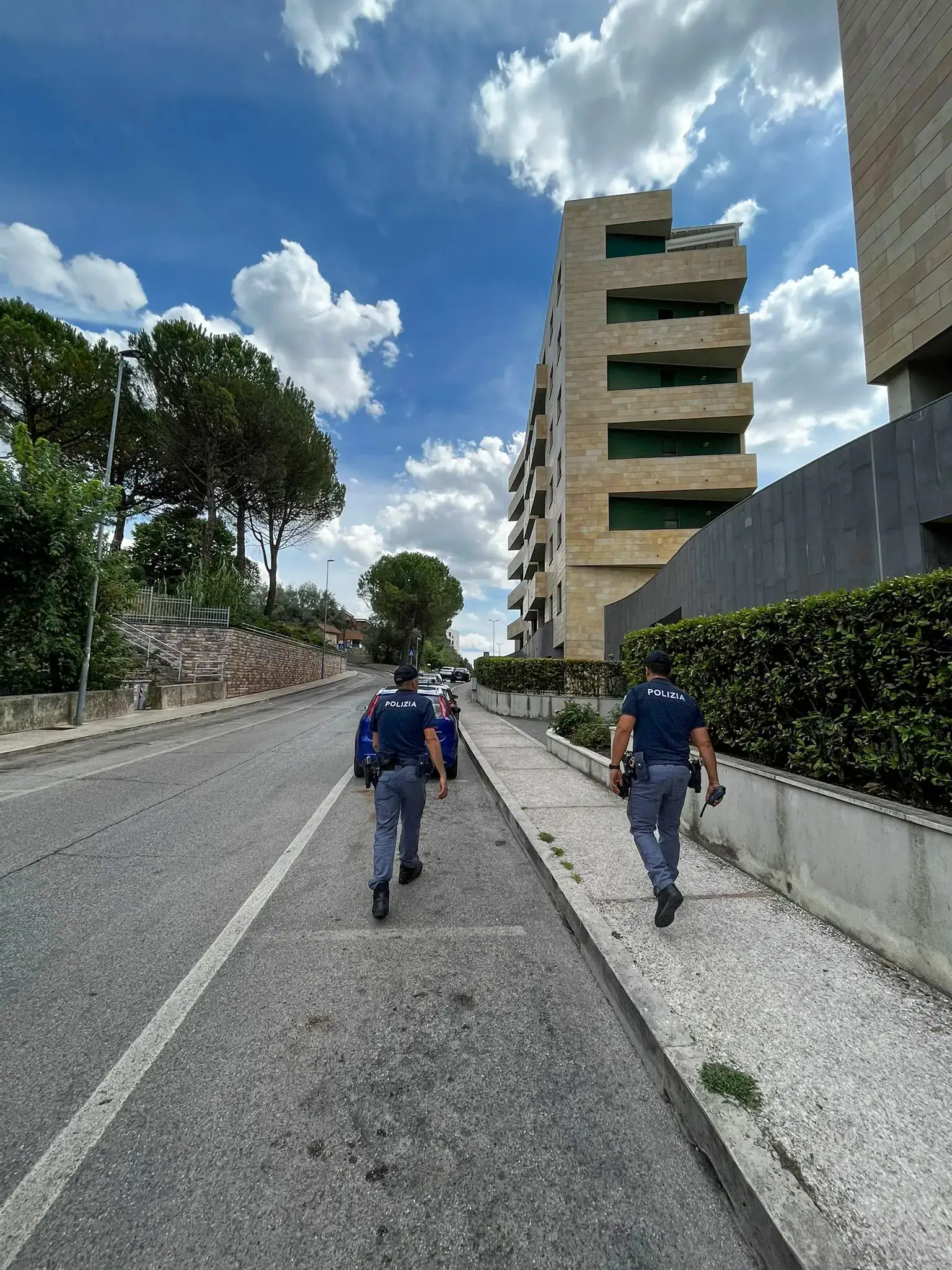 Bivaccava in un edificio con un coltello, denunciato un 37enne
