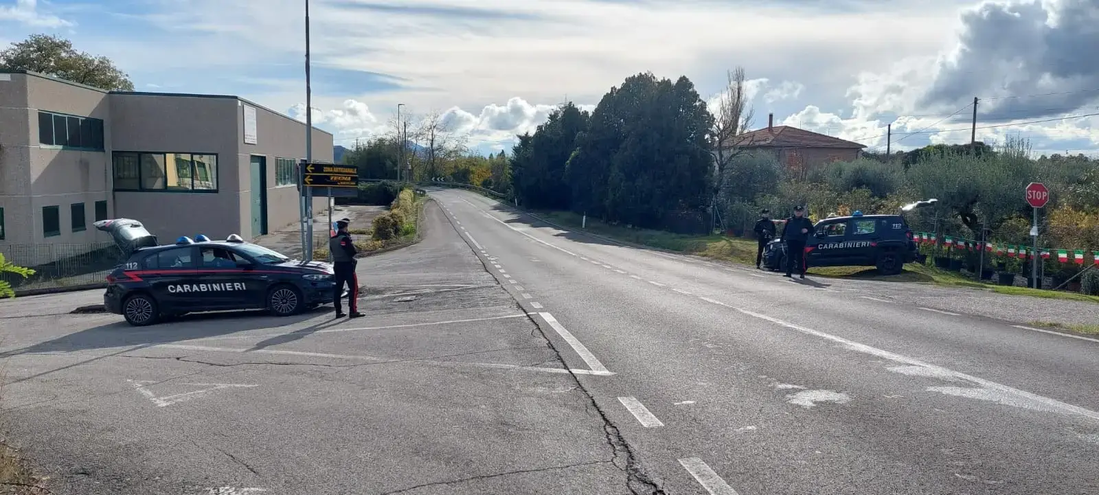 Assume droga in auto, aggredisce i Carabinieri e cerca di corromperli, arrestato