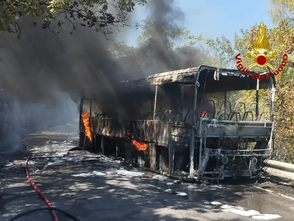 Autobus prende fuoco, paura tra passeggeri
