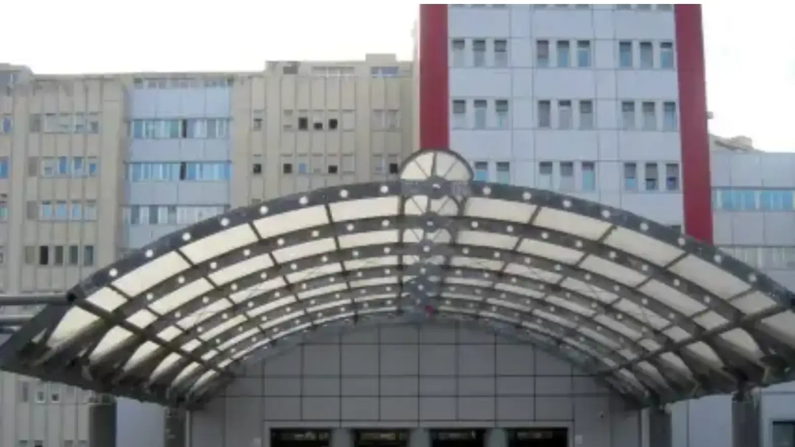 Bimbo rischia di annegare in piscina, salvato da una dottoressa