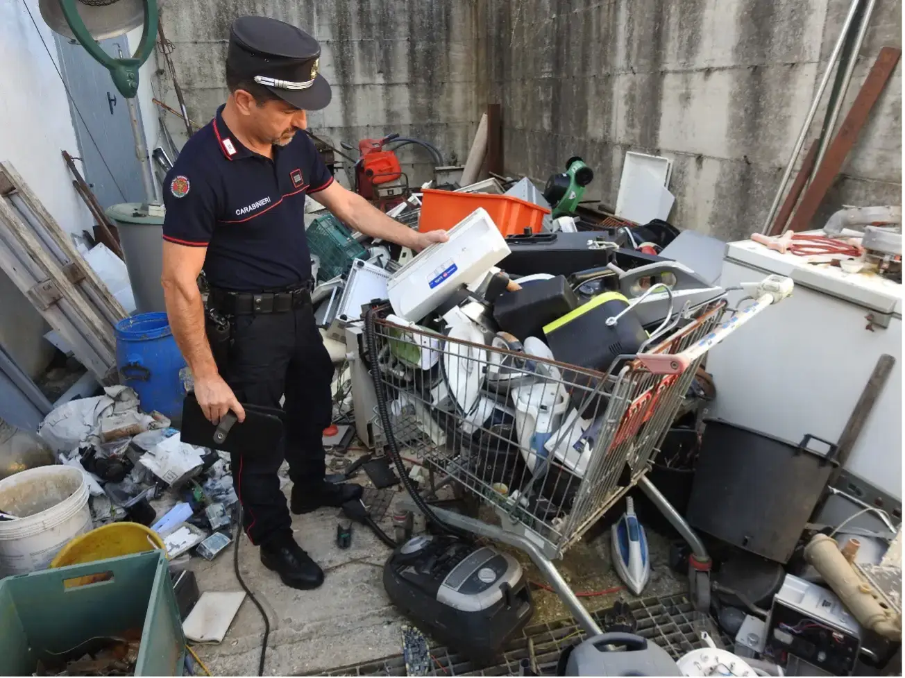 Scoperto deposito abusivo di rifiuti: 80 metri cubi di ferro, metalli e RAEE