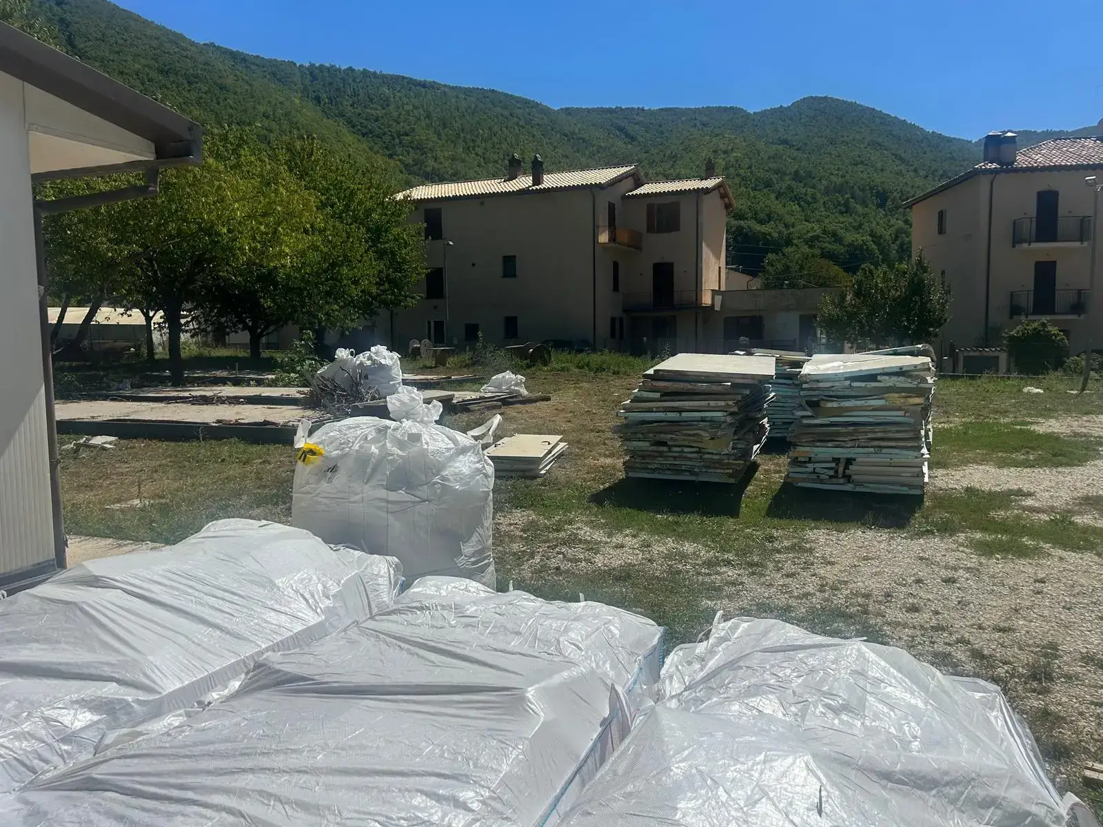 A Scopoli demoliti 5 prefabbricati del sisma '97