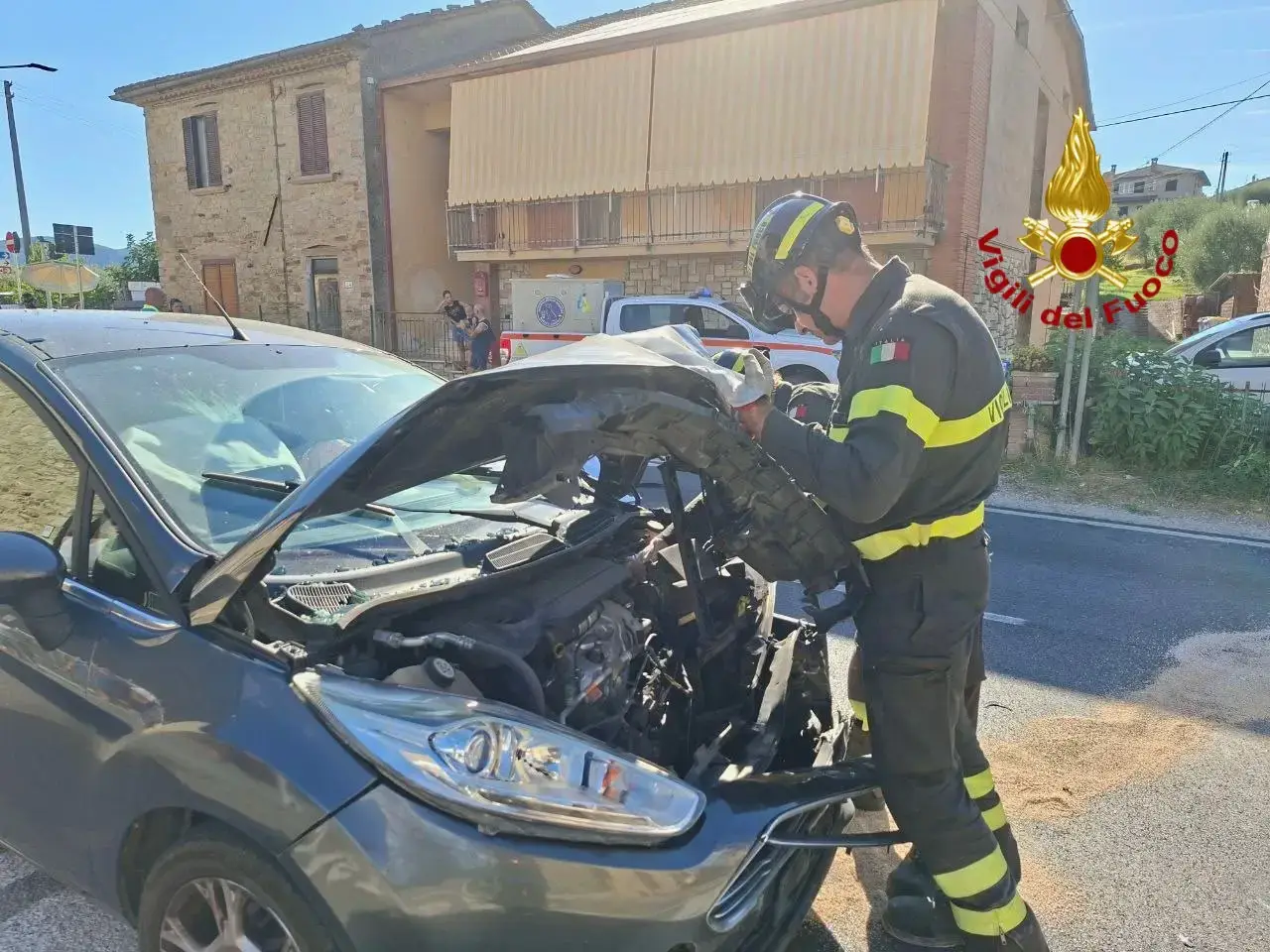 Tragico schianto tra moto e auto, muore un 30enne. Grave la fidanzata 