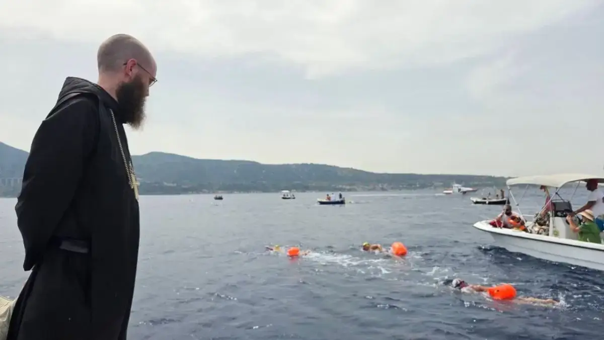 Monaco benedettino si avvicina al record attraversando a nuoto lo Stretto di Messina 