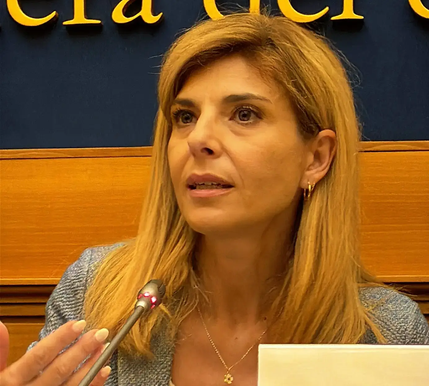"Scoccia a testa in giù come Mussolini", indagato l'autore 