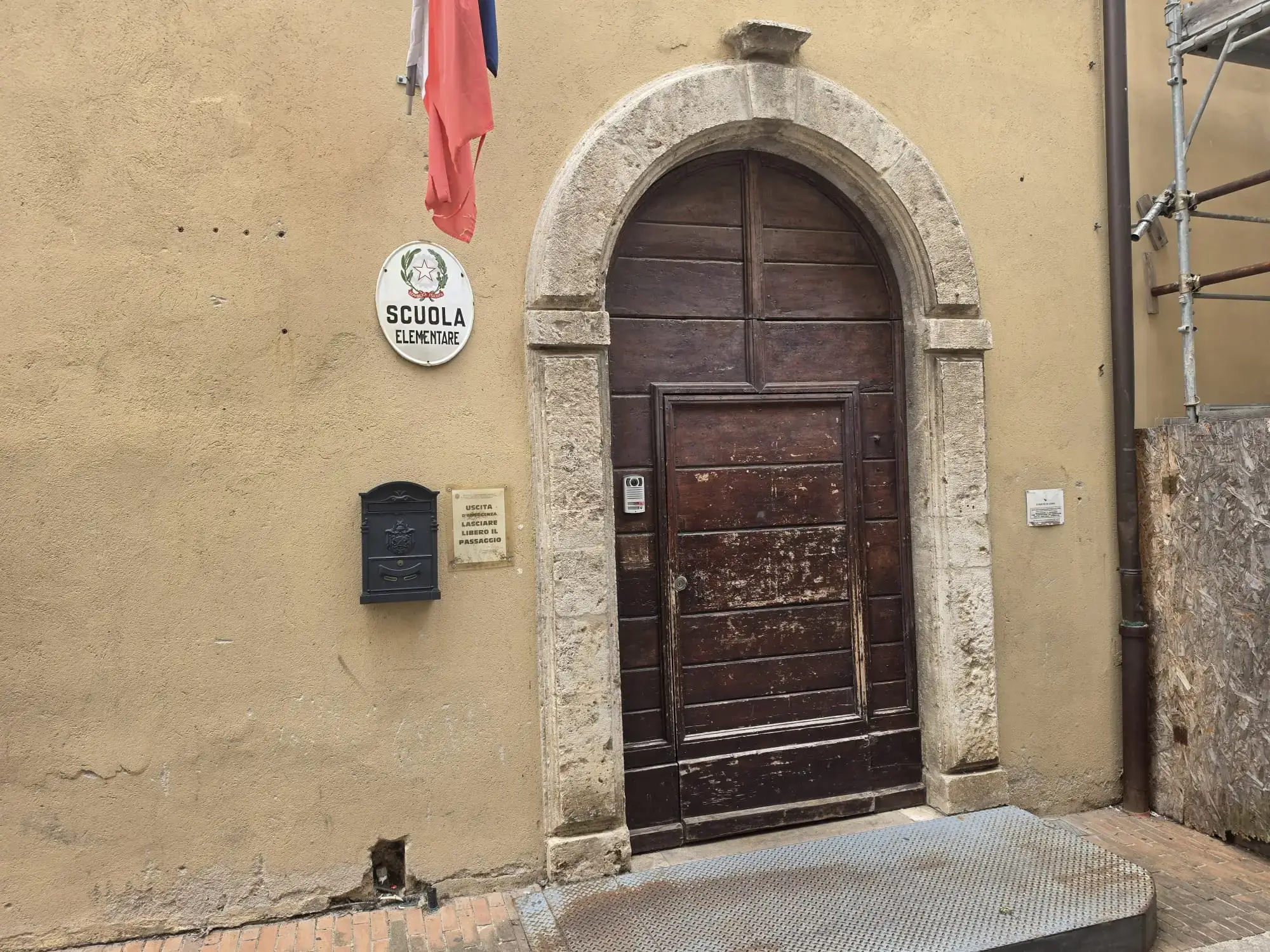 Lavori nelle scuole prima della partenza dell'anno scolastico ad Assisi | Polemiche su abbonamenti e sosta selvaggia