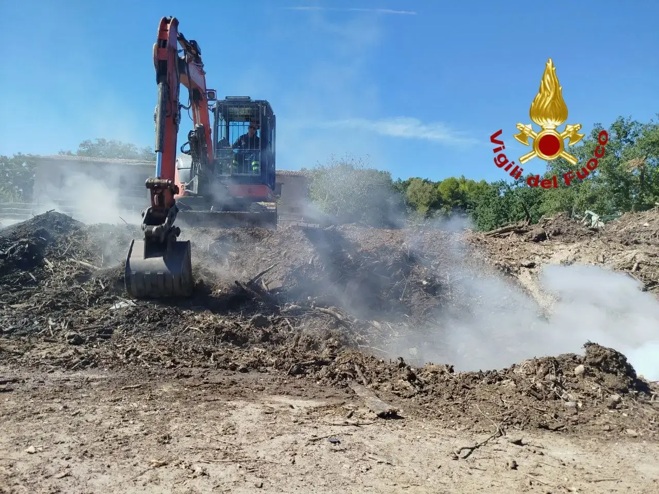 Incendio in un annesso agricolo a Morgnano: vigili del fuoco al lavoro