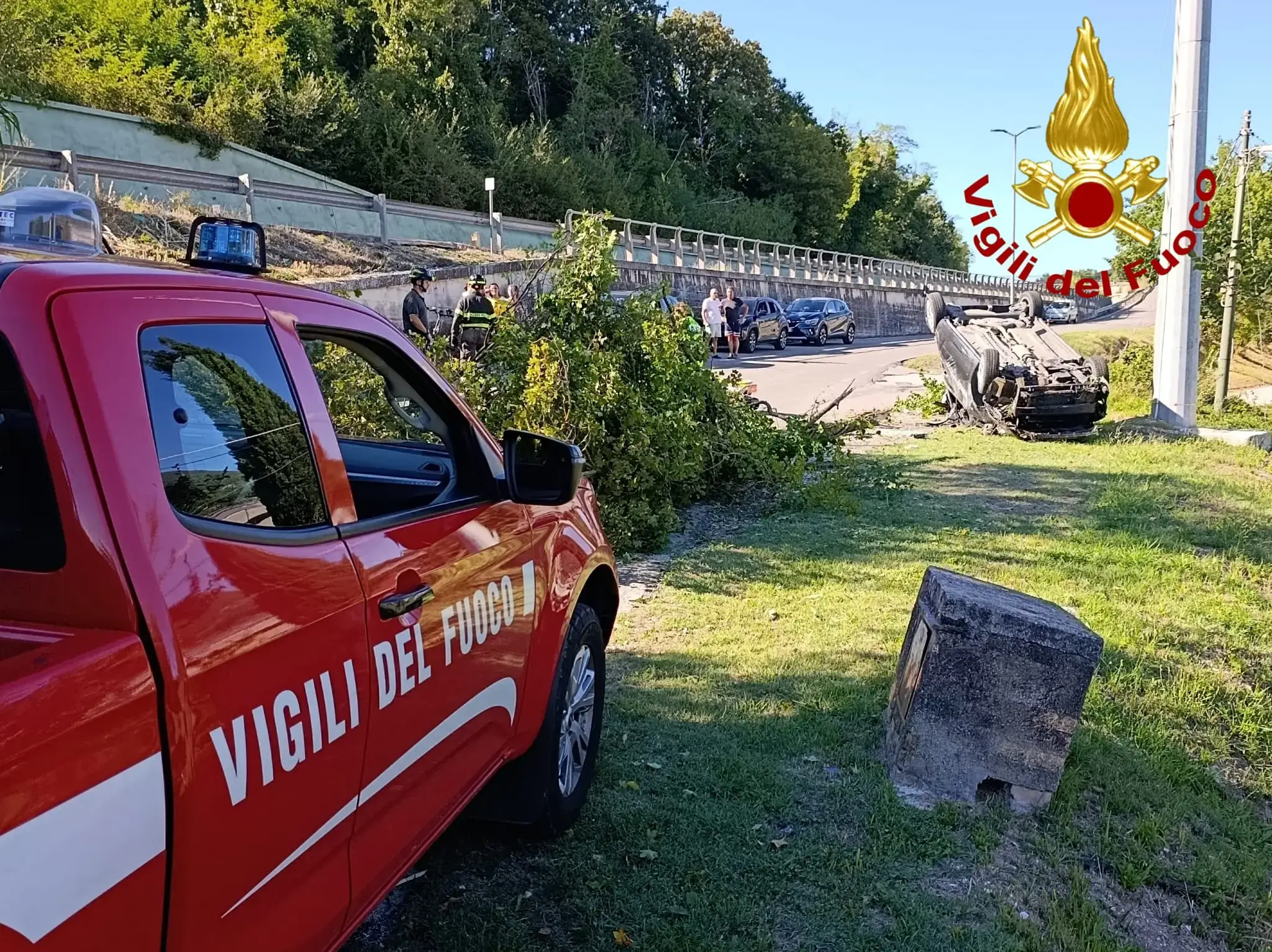 Fiat 500 esce di strada e si ribalta sulla via Ternana: quattro persone soccorse