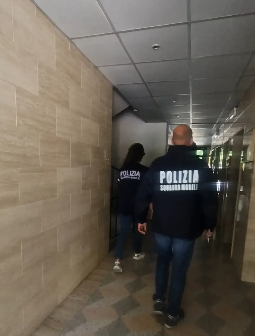 Arrestato a Perugia un 35enne per detenzione di stupefacenti: la Polizia scopre un pacco sospetto