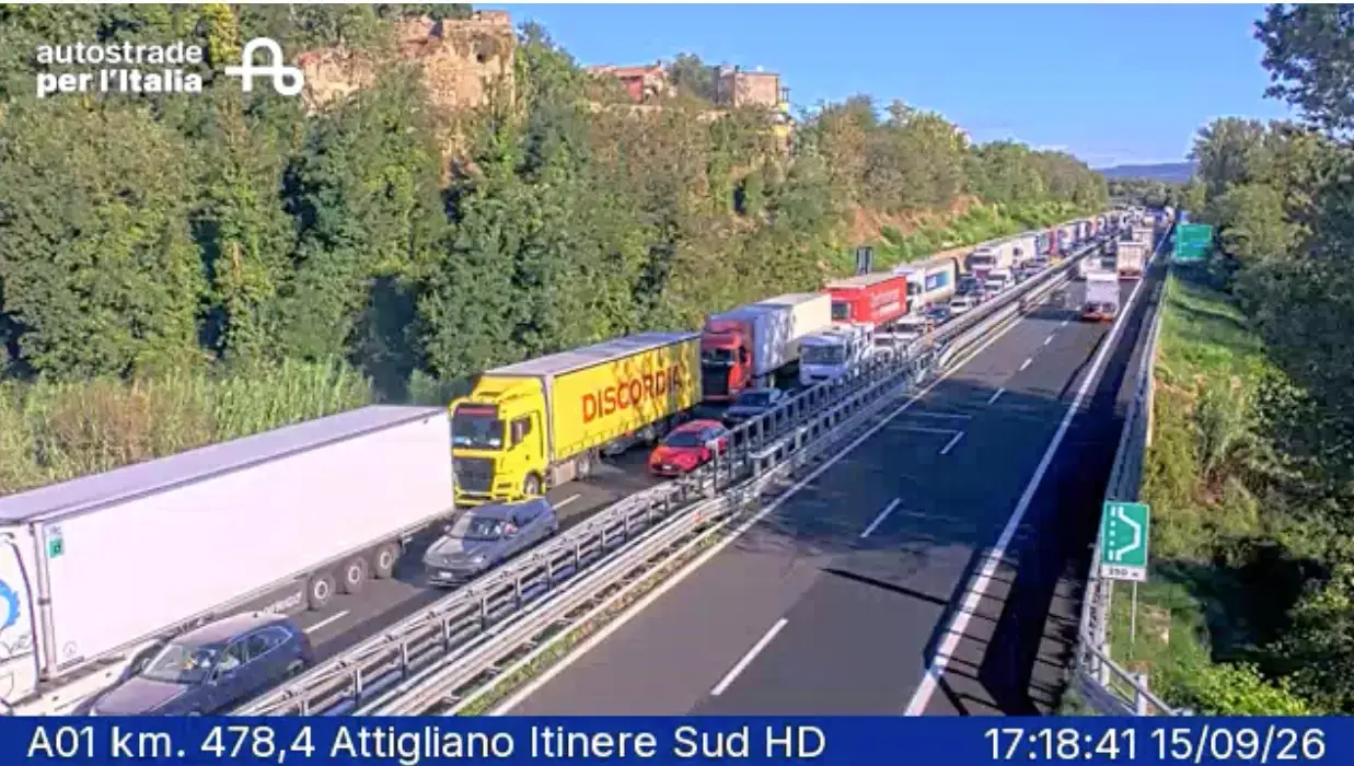 Tragico tamponamento tra mezzi pesanti in A1, muore 44enne