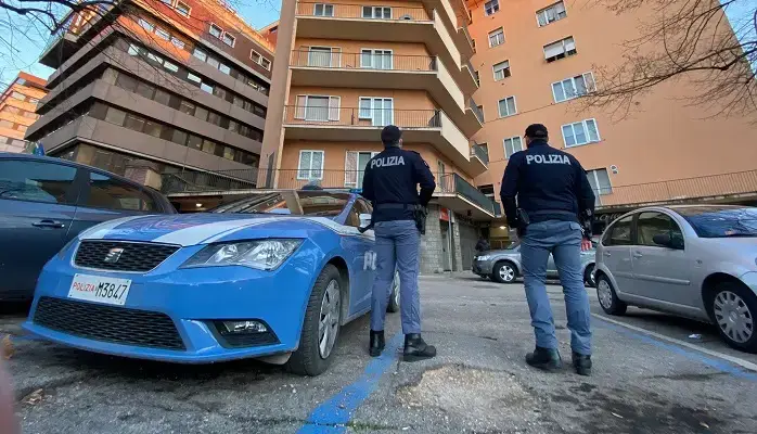 Picchia compagna davanti alla figlia neonata, denunciato 42enne