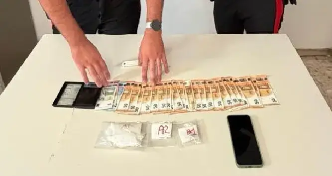 Cocaina in auto e negli indumenti, arrestato 25enne