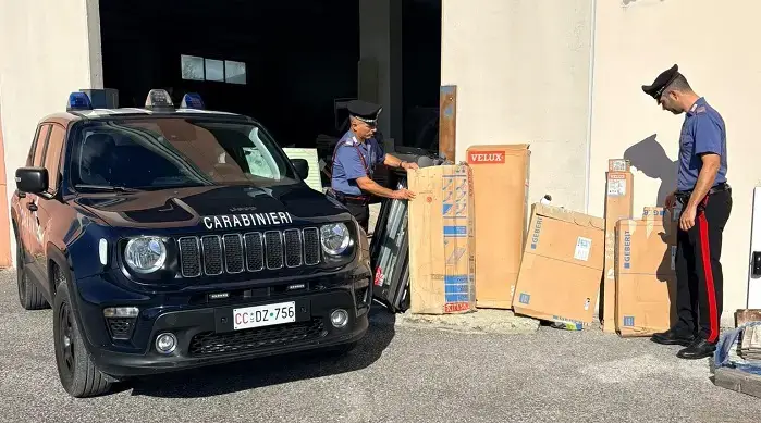 Fermati di notte con materiale edile rubato e arnesi da scasso, denunciati padre e figlio