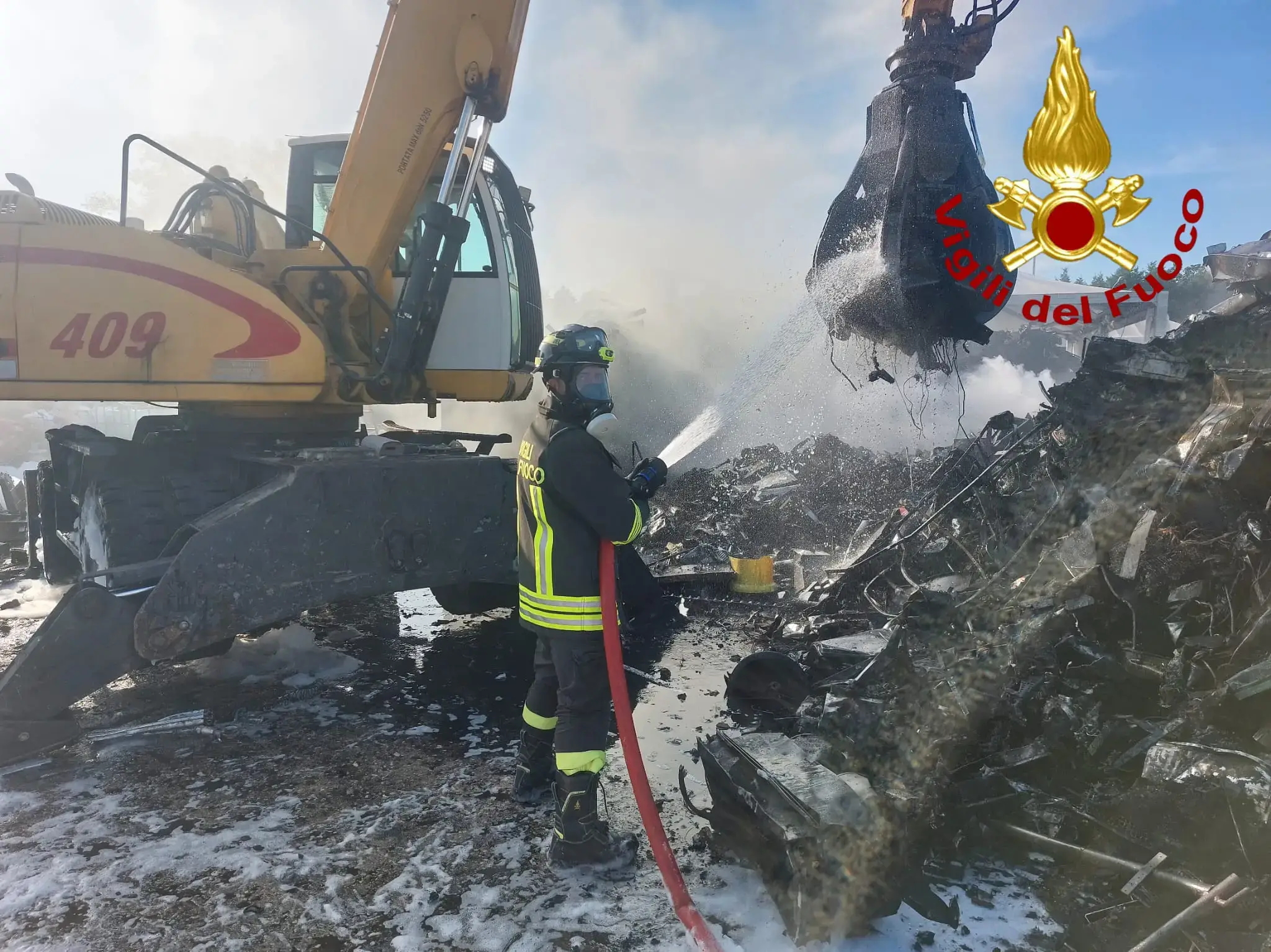 Incendio in azienda di rifiuti, campionamento Arpa in corso