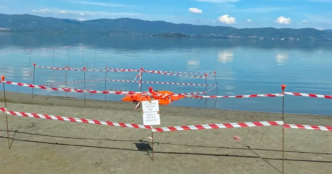 Il Trasimeno si ritira e riaffiora un ordigno bellico
