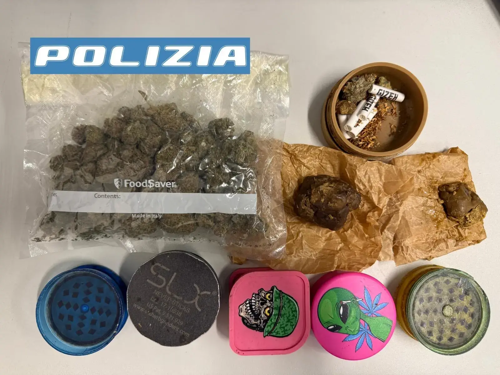 Droga in casa: arrestato un 30enne, denunciato un 24enne