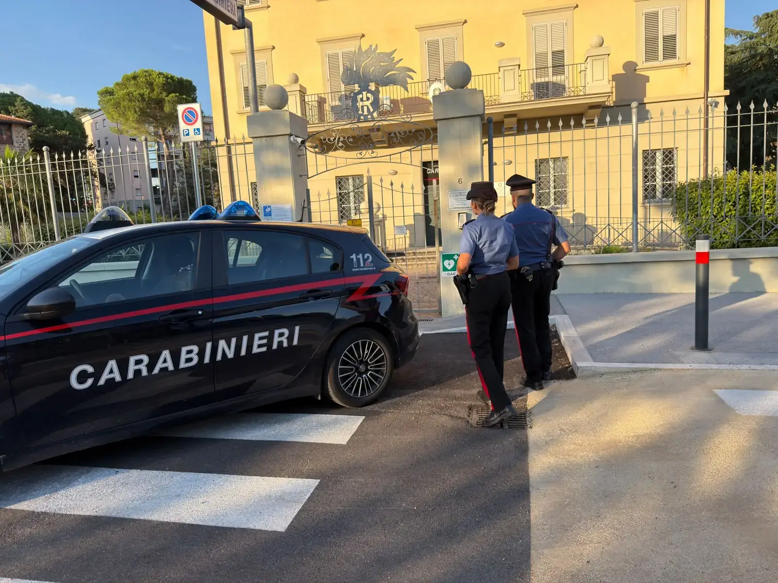 Lancia cocaina dal finestirno dell'auto, i Carabinieri denunciano un 22enne 