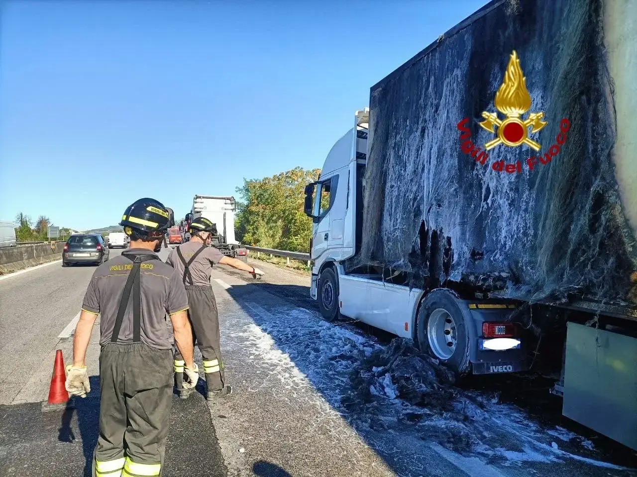 Camion in fiamme a Ospedalicchio, illeso il conducente