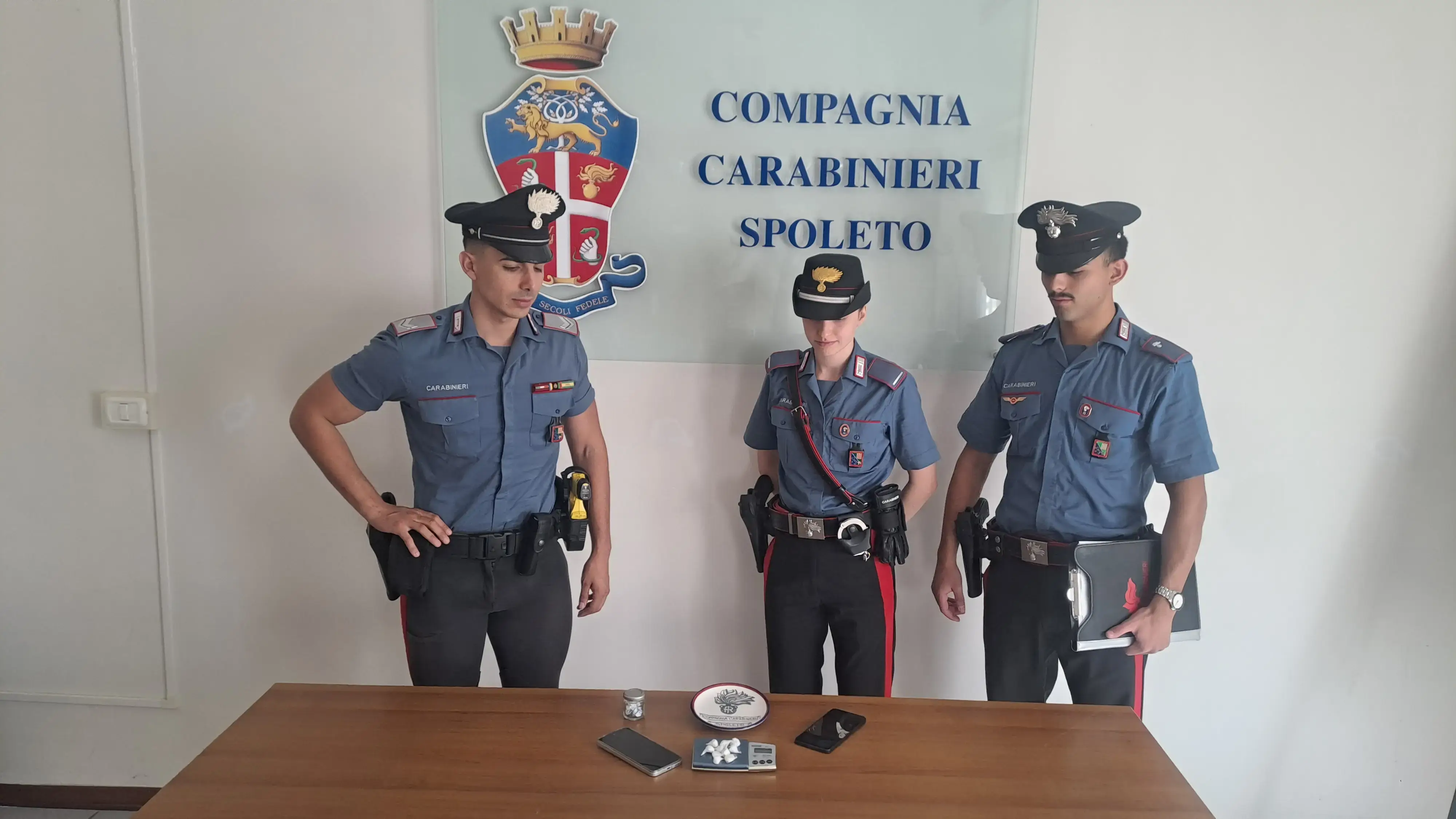 Spaccio lungo il Marroggia e cocaina tra i boschi, 10 dosi per 7 grammi. Arrestato 21enne