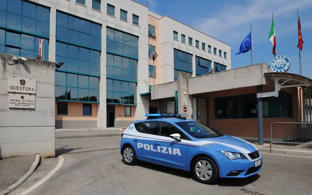 Viola i domiciliari nonostante il braccialetto elettronico: arrestato 34enne
