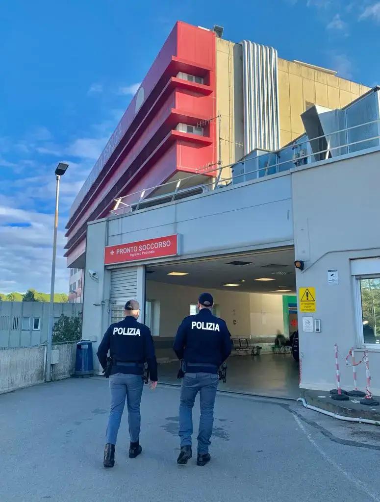 Tentano di forzare le auto nel parcheggio dell’ospedale: un arresto e una denuncia