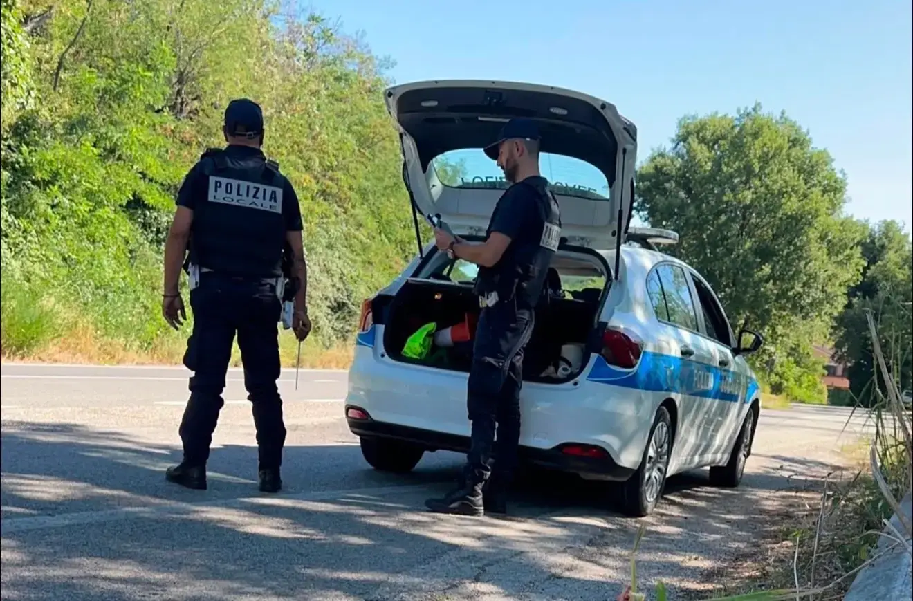 Forza posto di blocco e tenta di speronare la polizia locale, fermato dopo inseguimento
