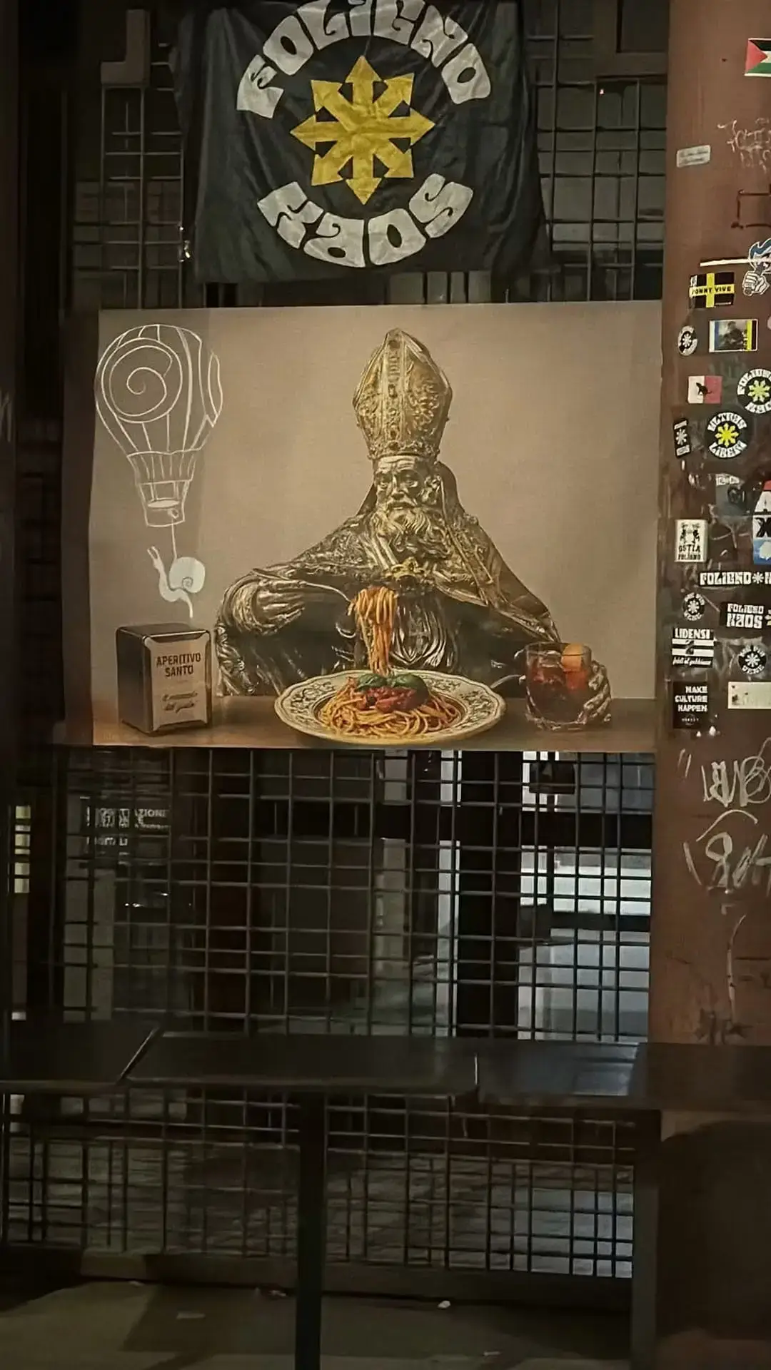 San Feliciano con spaghetti e cocktail in mano, a Foligno scoppia la polemica sulla trovata pubblicitaria