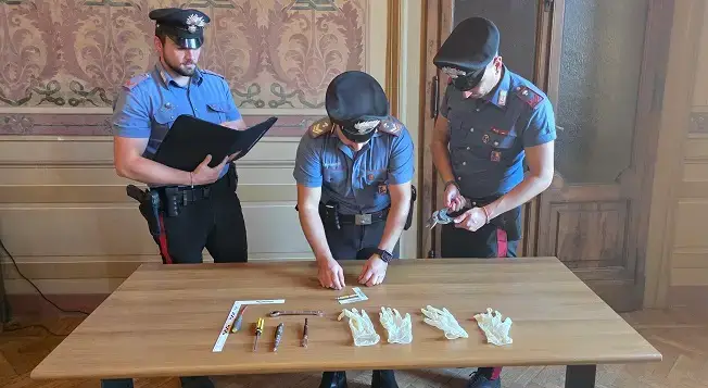 Fermato a notte fonda con "kit dello scasso", denunciato 30enne