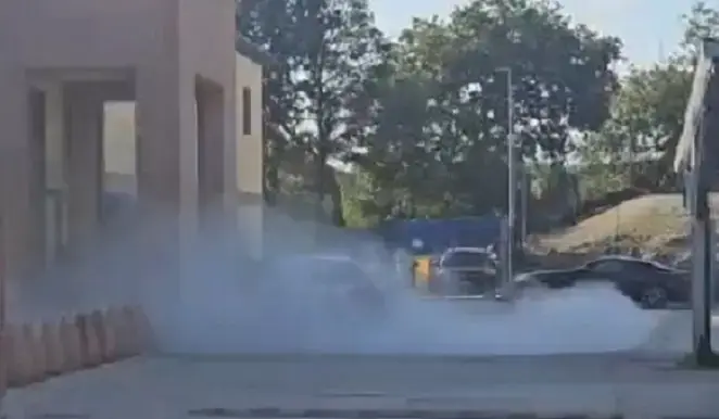 Rapina di prima mattina in gioielleria, blitz con picconi ed estintori VIDEO della fuga