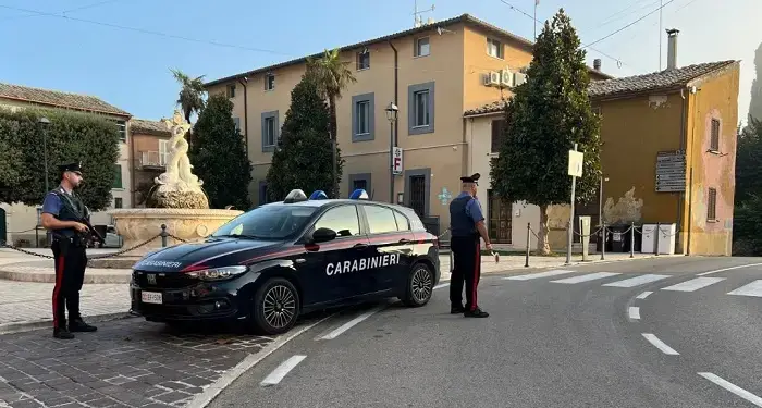 Lite tra donne poi la rissa a colpi di bottiglie e sedie, 10 denunciati 